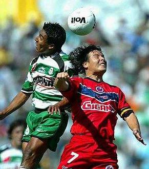 El partido se caracterizó por la enorme diferencia entre los dos tiempos jugados, con una primera parte en la que imperó el equilibrio de fuerzas, y una segunda mitad en la que el dominio de los locales fue abrumador.