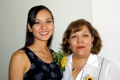 Karla Verónica Lozano Vázquez con Ome de Atilano, anfitriona de su convivio pre nupcial, ella se casará con Rodrigo Eduardo Guerra Parrilla el próximo 13 de septiembre.