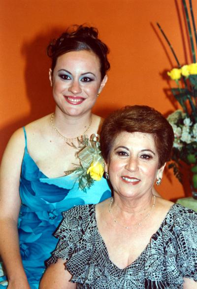 Alma María González Treviño al lado de su mamá, señora Alma Letivia Treviño Vda de González,quien le deseó la mejor de las suertes en su cercano matrimonio.