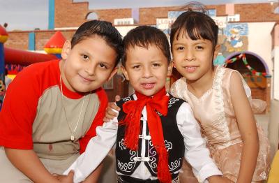 Fernando Adrián Tapia Jiménez con su primo José Antonio Tapia y su hermana Shelia, en el festejo que le ofrecieron por su tercer aniversario de vida, en días pasados.