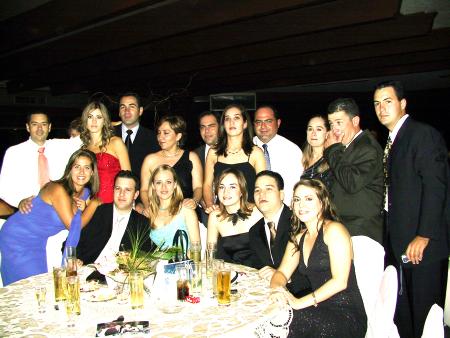 Ana Laura, Carmen María, Pepé, Lacho, Javier, Claudia, Marlene, Aurora, Ana, Alejandro, Verónica, Irma, Francisco y Aldo en reciente acontecimiento de boda