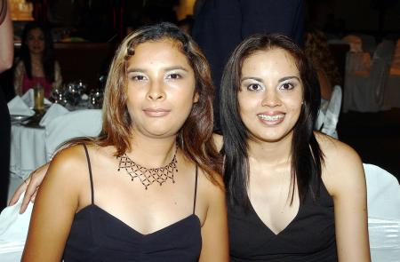 Fabiola y Solyenitzi González quienes asistieron a una recepción social.