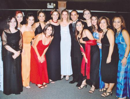 Francisco J. Camacho con sus amigas, Anita, Arlette, Moyel, Marcela, Brenda, Gabriela, Valeria, Cristina, Karla, Sandra, Laura y Gaby , el dia de su boda con Tahany Jalil.