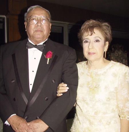 Fernando Chew Machado y Gloria Gómez Llanos de Chew en la boda de su hija Carolina.