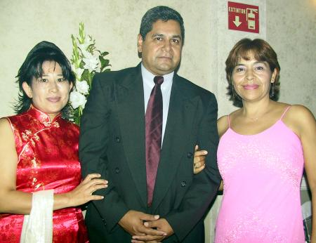 Leticia, Joely Judith Hortencia en la recepción nupcial de Román y Wendy.