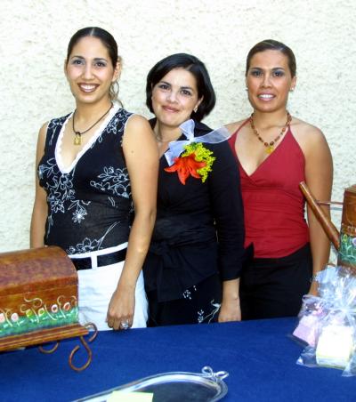 Susana Ortiz Villarreal con las anfitrionas de su segunda despedida de soltera Yadira Cháirz y Selene Ortiz.