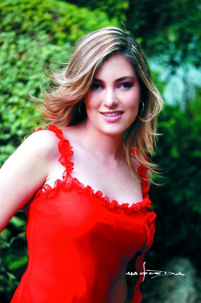  11 de septiembre  
Paola Boehringer Farías fue despedida de su vida de soltera con motivo de su próxima boda con Alejandro Veyán Humprey.