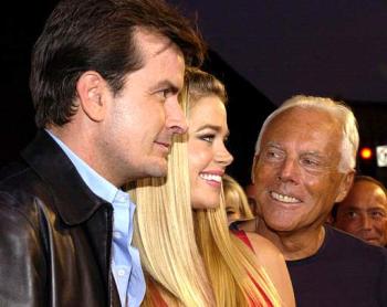 Giorgio Armani posa al lado del actor Charlie Sheen y su esposa Denise Richards.