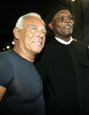 Samuel L Jackson posa al lado de Armani antes de comenzar el homenaje del diseñador, Jackson fue el  maestro de ceremonias del evento.