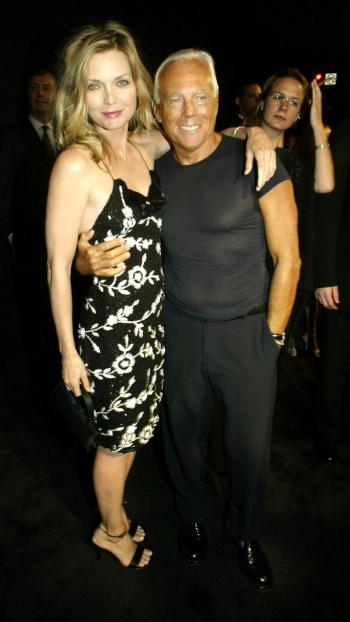La actriz Michelle Pfeiffer se fotografía con Armani quien que se encuentra en la lista de los mejores diseñadores de todos los tiempos.