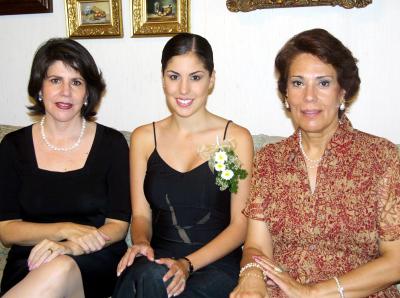 Gabriela Díaz de León Maisterrena con su mamá, Guadalupe M. de Díaz de León y su futura suegra, Margarita Anaya de Obeso, en el convivio que le ofreció la familia Anaya.