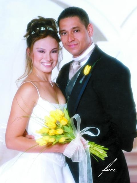 Lic. Alfredo Antonio Mendoza Ayoub y L.D.G. Julia Alejandra Salazar Ramírez recibieron la bendición nupcial en el templo El Pueblito el dos de agosto de 2003.


Estudio: Alfredo Martínez
