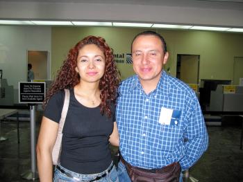 Enrique Barbachana fue despedido por su novia Lorena Farías antes de viajar a la ciuda de México