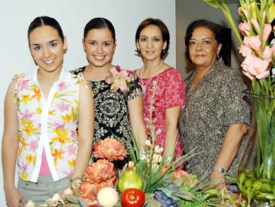 Ana Carmen Colores Ramos Clamont con las anfitrionas de su despedida de soltera, su mamá María del Carmen Ramos Clamont y Coco de Anaya y otra dama.
