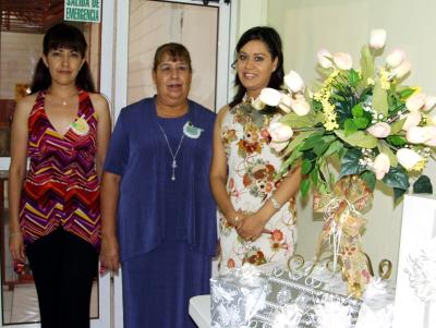 Cecilia Castro Herrera junto a las anfitrionas de su fiesta de despedida, Gloria Zúñiga de Macías y Edith Macías Zúñiga.