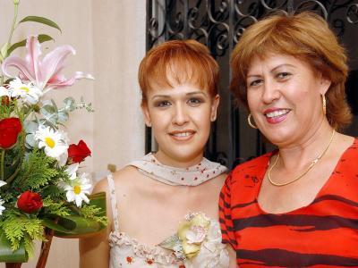 Liliana Isela Guerra junto a su mamá Blanca Isela Esquivel el día de su fiesta de despedida.