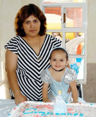 María Fernanda Cháidez Beltrán junto a su mamá Giovanna Griselda Beltrán el día que festejó su segundo cumpleaños.