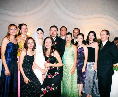 Acompañan a los novios Angélica Olague y Jose Antonio de León sus amigos Claudia, Mayra, Mirna, Argentina, Nayath, Edna, Aracely, Luis, Raúl y demás amistades