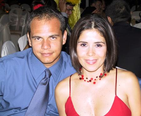 Antonio de la Mora y Marcela Galindo presentes en un banquete de boda