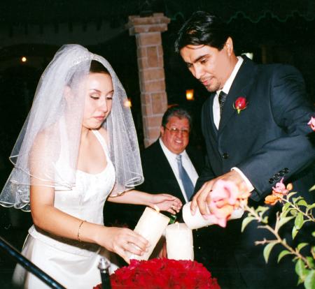 Elba Edith Ramírez Cárdenas y Jonatan Valenzuela Sánchez en la ceremonia de las velas que resultó muy emotiva el día de su enlace nupcial.