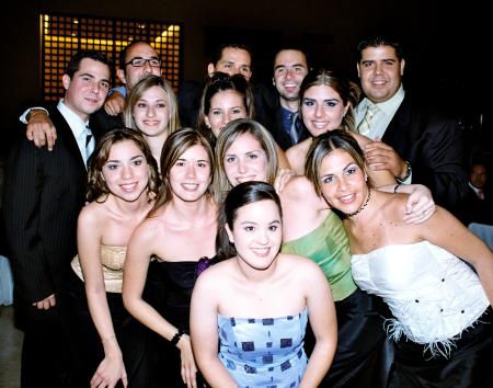 -En la boda de Luis Hermosillo y Abril González fueron captados amigos de los novios quienes les desearon numerosos parabienes.