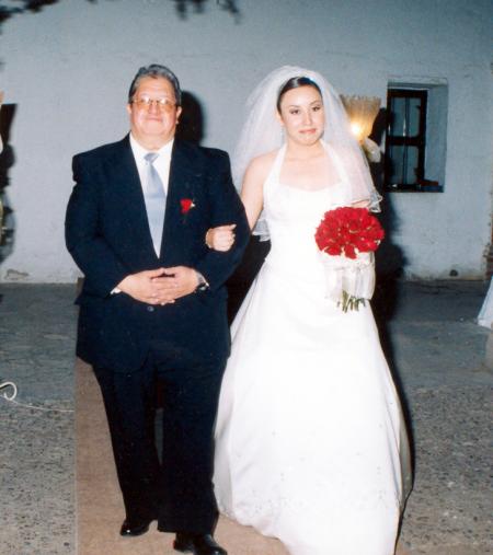 Gonzalo Ramírez Rodríguez acompañó a su hija Elba Edith Ramírez hacia el pie del altar el día de su enlace nupcial con Jonatan Valenzuela.