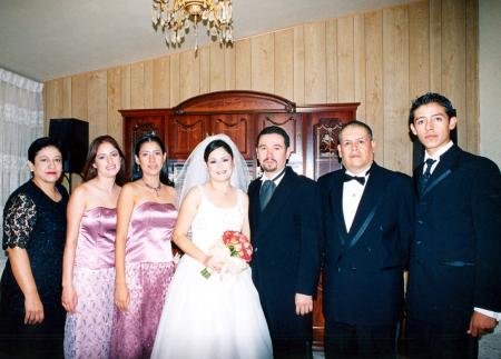 Laura Angélica Olague y José Antonio  de León acompañados por la familia de la novia, Laura de Olague, Eva y Alba Olague, Evaristo Olague y Edgar Olague.