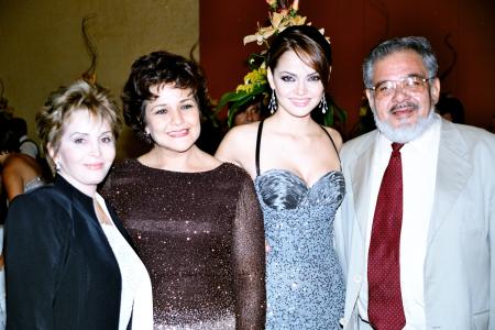María Teresa de González, Bertha Casas de González, Marisol González Casas y el Pbro. Carlos Gerardo Casas, tío de la novia.