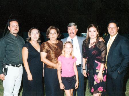 -Salomón Ayup Muñoz, Estrella Medina de Ayup, Alma Muñoz de Ayup, Salomón Ayup Romero, Pamela Ayup, Anny Ayup de Juárez y Juan Manuel Juárez Salazar.