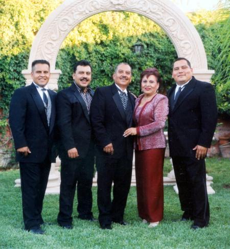 Señores Ramiro Fassio Rosales y María Elba de Fassio con sus hijos Ing. César Ramiro, Ing. Sergio Elías e Ing. Ricardo Fassio García el día en que celebraron sus Bodas de Rubí.
