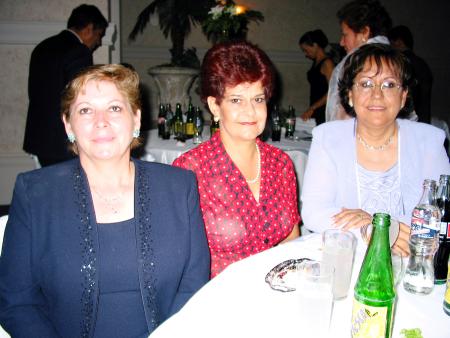  15  de septiembre 

Beatriz García Castillo, Gabriela P. de Ramírez y Laura Torres de De León.