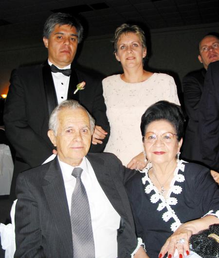 Vicente de Alvarado y Rosina Guerreo de De Alvarado, Alfredo de Alvarado e Ivonn Torres de De Alvarado acompañaron a José Antonio de León y Laura Angélica Olague el día de su banquete de boda.