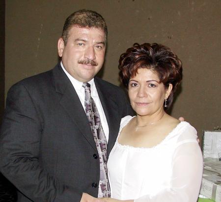 Ricarco Macías Palacios y Laura Estela González Frayre en un festejo de boda.