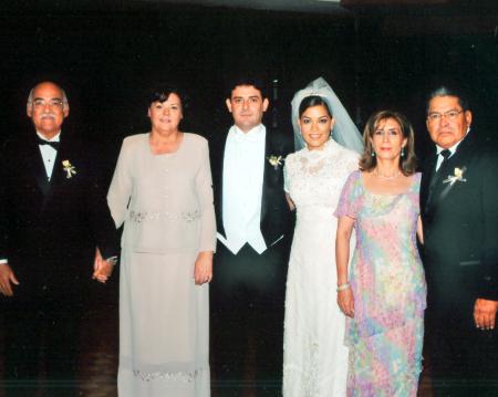 Los novios Óscar Ortiz Saborit y Brenda Román acompañados de sus padres, los señores Óscar Ortiz y Mary Saborit de Ortiz; Dr. Armando Román Arellano y Yoya Flores de Román.