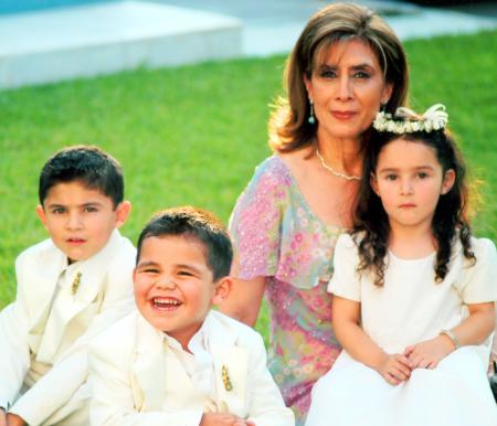  19 de septiembre 

Yoya Flores de Román con sus nietos Armando y Ana Paula Román y Jorge Caballero Román.