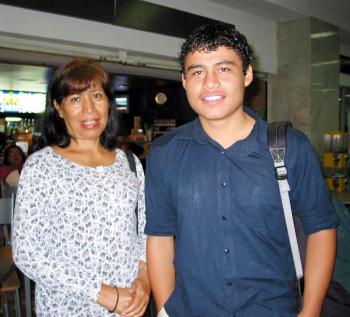 Cariola Villegas y José Manuel Bañuelos fueron captados en la sala del aeropuerto local.