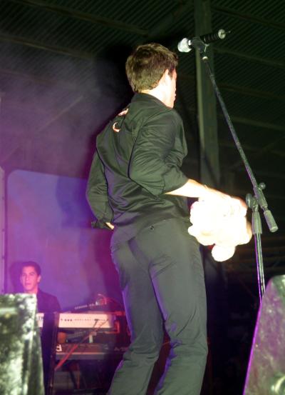 Lo mejor: El ambiente de fiesta que se vivió. La gente se mantuvo de pie, cantando y bailando durante todo el concierto. 

Lo malo: El sonido. 

Para mejorar: El desempeño de las dos bailarinas, quienes lucieron descoordinadas; además sus coreografías eran demasiado simple. 

Ni se notó: La corista, todos los asistentes fueron el coro perfecto. 

Los felices: Los cinco músicos que lo acompañaron pues no daban crédito de lo que veían. 

Inició: 9:47 de la noche

Terminó: 11:38 de la noche

Lo más aclamado: Su trasero