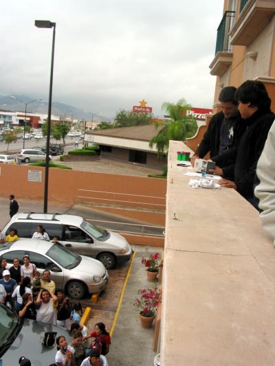 “Es la primera vez que me sucede esto como solista”, dijo emocionado mientras estiraba sus manos para agarrar las cosas que le lanzaban. 

Cuando los automovilistas se percataban que era Yahir el que estaba causando tal alboroto, de inmediato estacionaban sus coches y salían corriendo para ver de cerca al ex académico