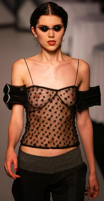 Las blusas trasnparentes fueron uno de los sellos significativos de Frost French para la temporada primavera-verano del año que entra.