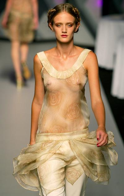Una modelo porta una blusa transparente y un pantalón en el desfile de Frost French.