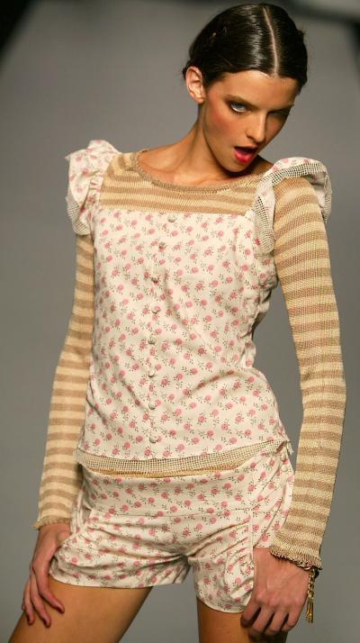 Una modelo desfila con un diseño primavera-verano de Frost French.