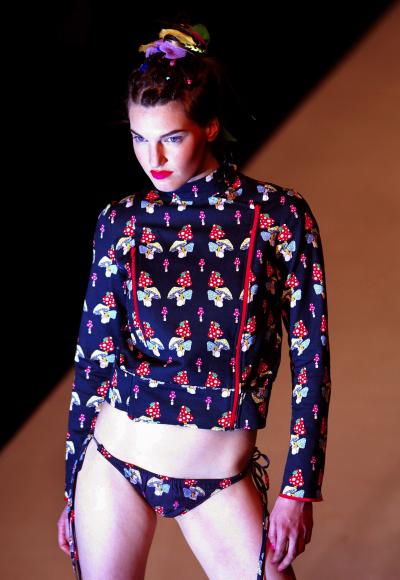 Uno de los desfiles más esperados en la semana de la moda en Londres fue el de la diseñadora Tracey Boyd quien contó entre sus modelos a Elizabeth Jagger.