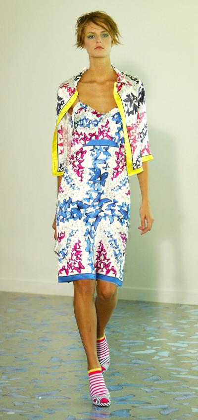 Una modelo luce un colorido diseño de  Paul Smith para la primavera-verano 2004