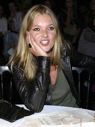La modelo Kate Moss, fue otra de las celebridades que asistió a este evento de la moda internacional.