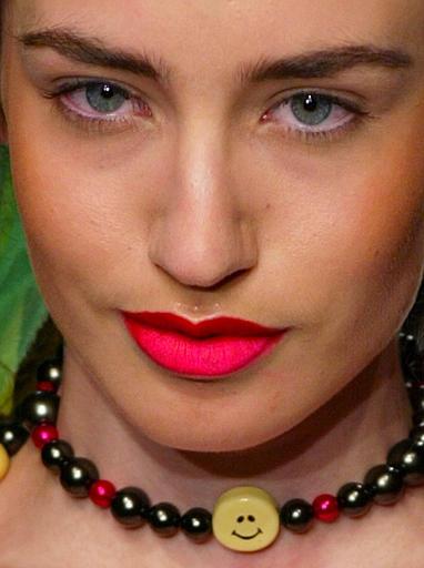 Elizabeth Jagger, la hija del legendario músico Mick Jagger lució como medelo del desfile primavera-verano 2004 de Boyd.