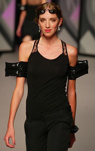 Una moldelo luce extravagante vestido negro del famoso diseñador Frost French.