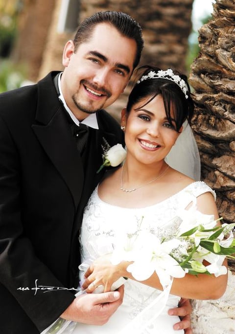 I.I.S. Eduardo Rosales Velázquez y Lic. María Teresa del Rocío Vázquez Martínez contrajeron matrimonio religioso en la parroquia del Santo Cristo el sábado 23 de agosto de 2003.



Estudio: Laura Grageda