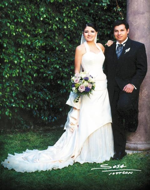Lic. Javier Bartoluchi Bautista y Lic. Sharon Lee Chibli contrajeron matrimonio religioso en la parroquia de Nuestra Señora de la Encarnación el primero de agosto de 2003.


Studio Sosa