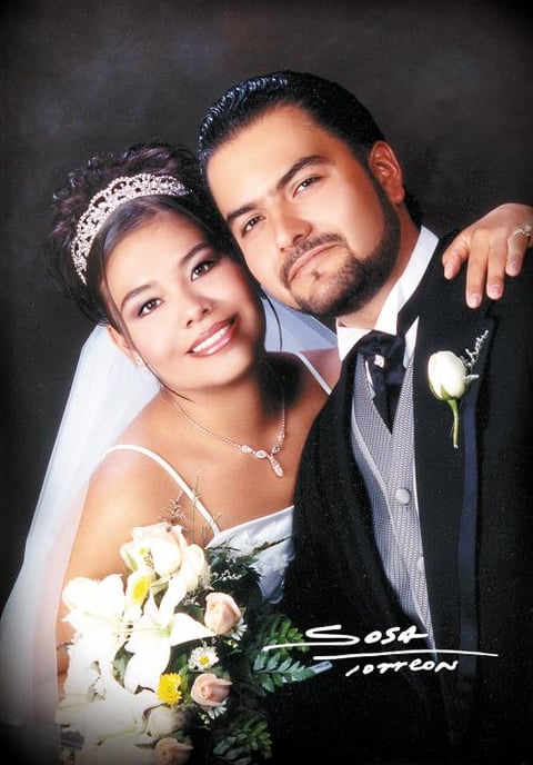 Sr. Román Burguette Ruelas y Srita. Wendy Triana Triana contrajeron matrimonio religioso en la Capilla del Centro Saulo el seis de septiembre de 2003.

Studio Sosa
