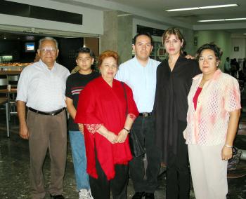  23 de septiembre 

César Gómez y Valeria de Gómez viajaron a Cancún de luna de miel , los despidieron  Fernando y Esthela Gómez, Daniel y Martha Bañuelos.